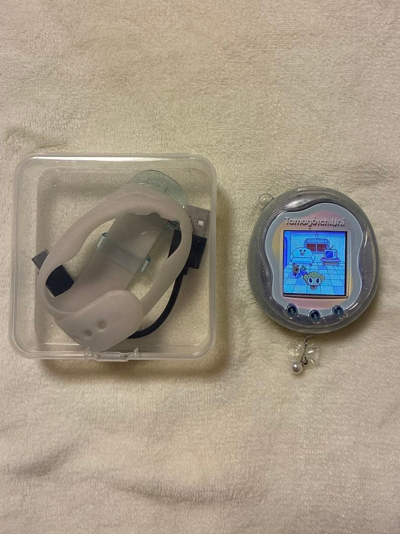 Tamagotchi Uni Prism White ケース・ストラップ付き