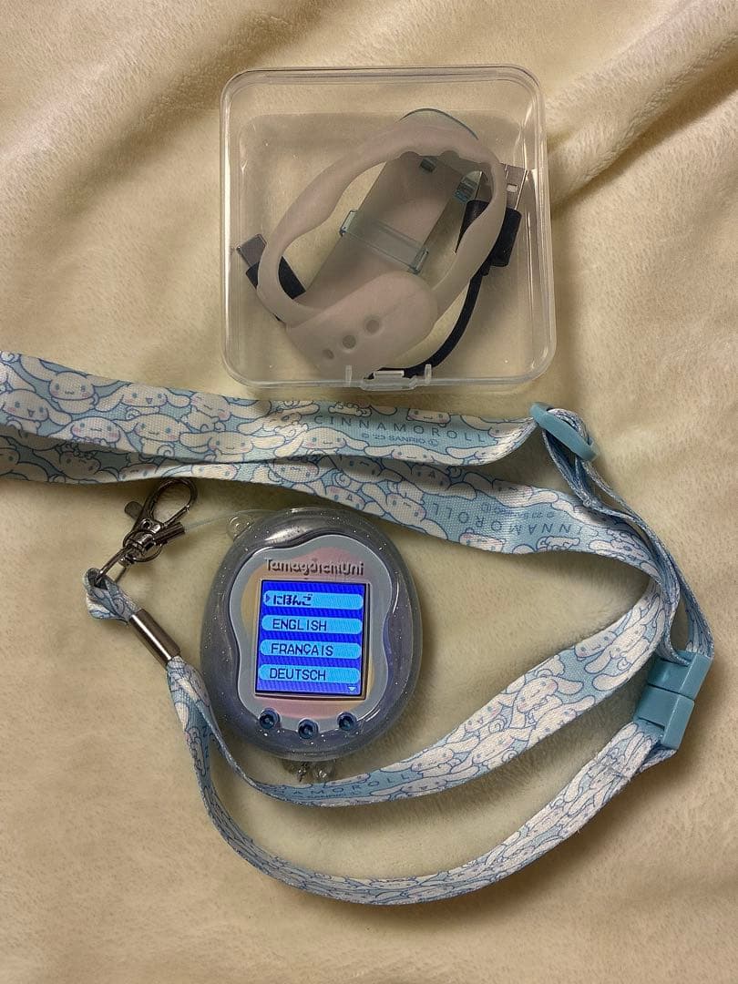 Tamagotchi Uni Prism White ケース・ストラップ付き