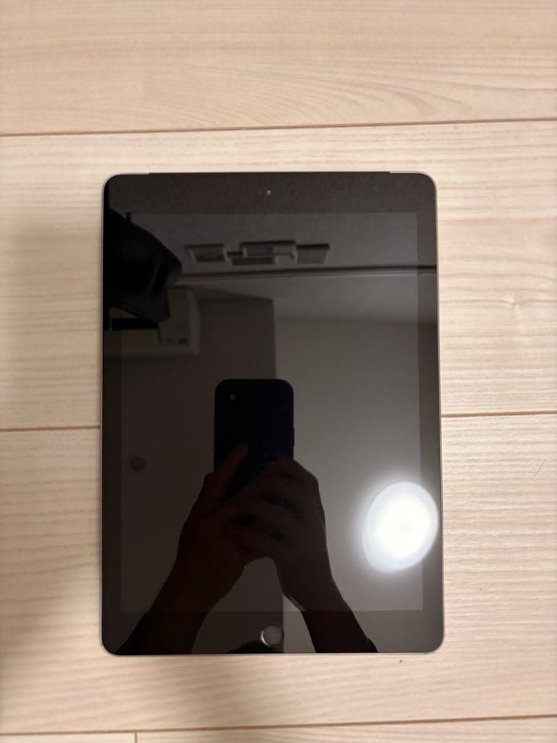 【美品】Apple iPad 第6世代 32GBスペースグレー 中古】iPad 第6世代 32GB スペースグレイ MR6N2J／A docomoロック解除