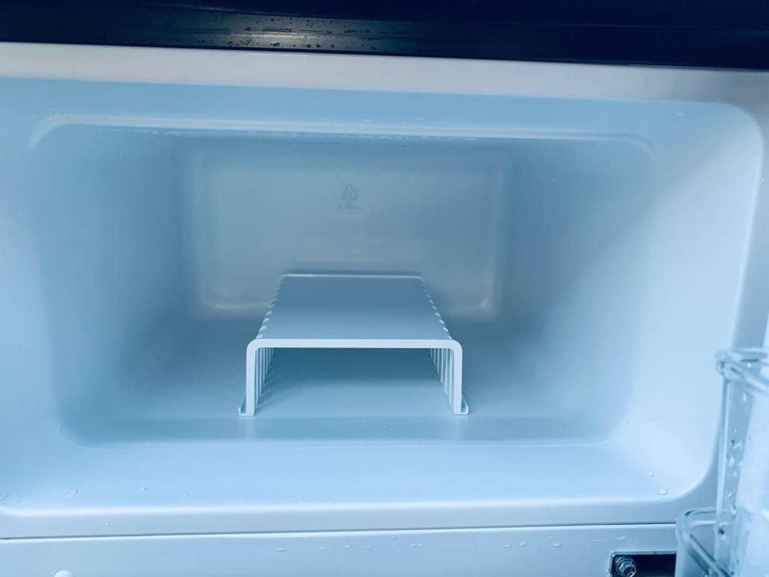 送料設置無料 comfee ノンフロン冷凍冷蔵庫 RCT90BL - メルカリ