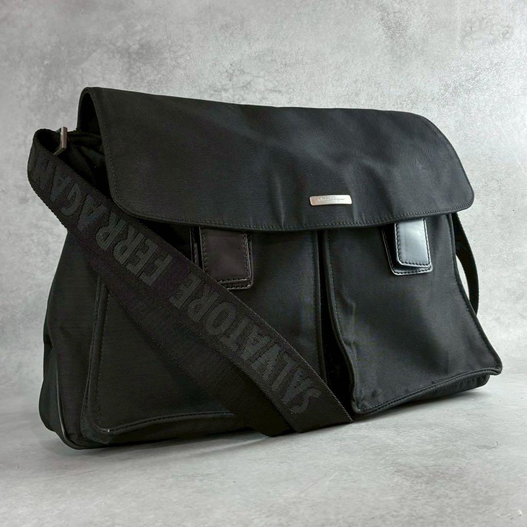 美品✨A4可 フェラガモ メッセンジャーバッグ ナイロン×レザー 斜め掛け 黒 FERRAGAMO（フェラガモ） バッグ ショルダーバッグ ガンチーニ