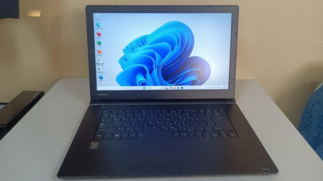 美品ノートパソコンTOSHIBA第五世代Corei5 SSD256Gメモリ16G TOSHIBA（東芝） TOSHIBA 15.6型 薄型 第5世代 Core i5 メモリ 16GB