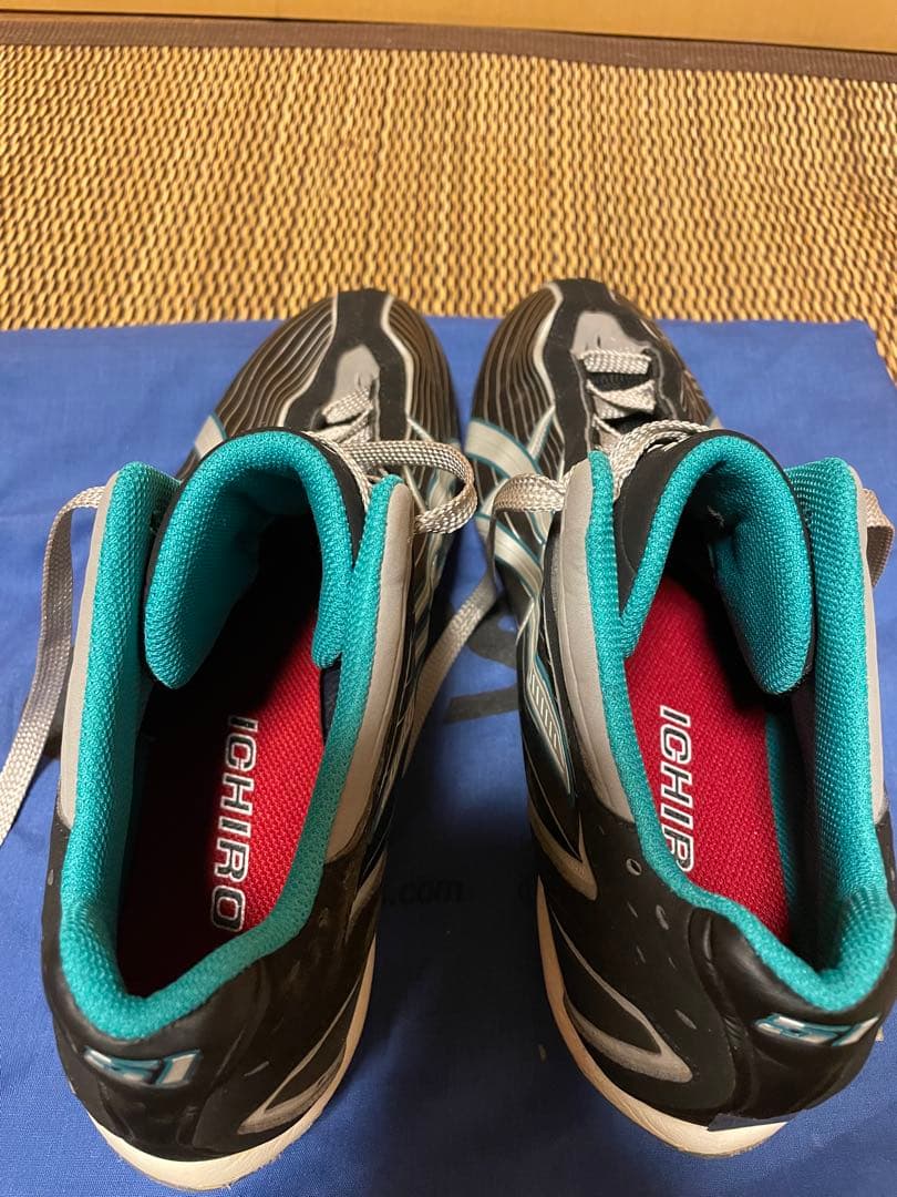 イチロー 2010年 マリナーズホーム公式戦実使用直筆サイン入りスパイク