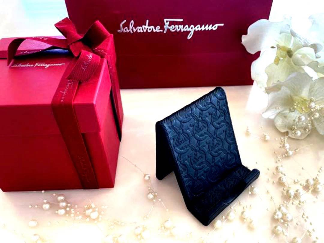 フェラガモ エンボス ガンチーニ スマートフォンスタンド スマホ