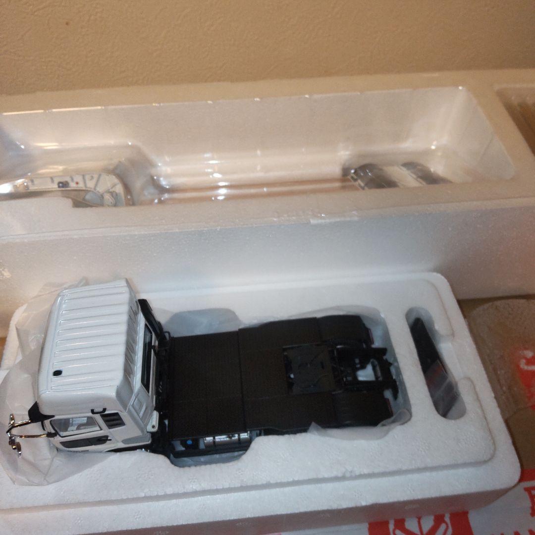 UDトラックス クオンj 中底床重量物運搬トレーラー　1/43