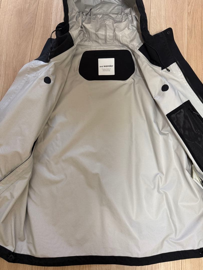 and wanderアンドワンダー 2.5L hiker rain jacket