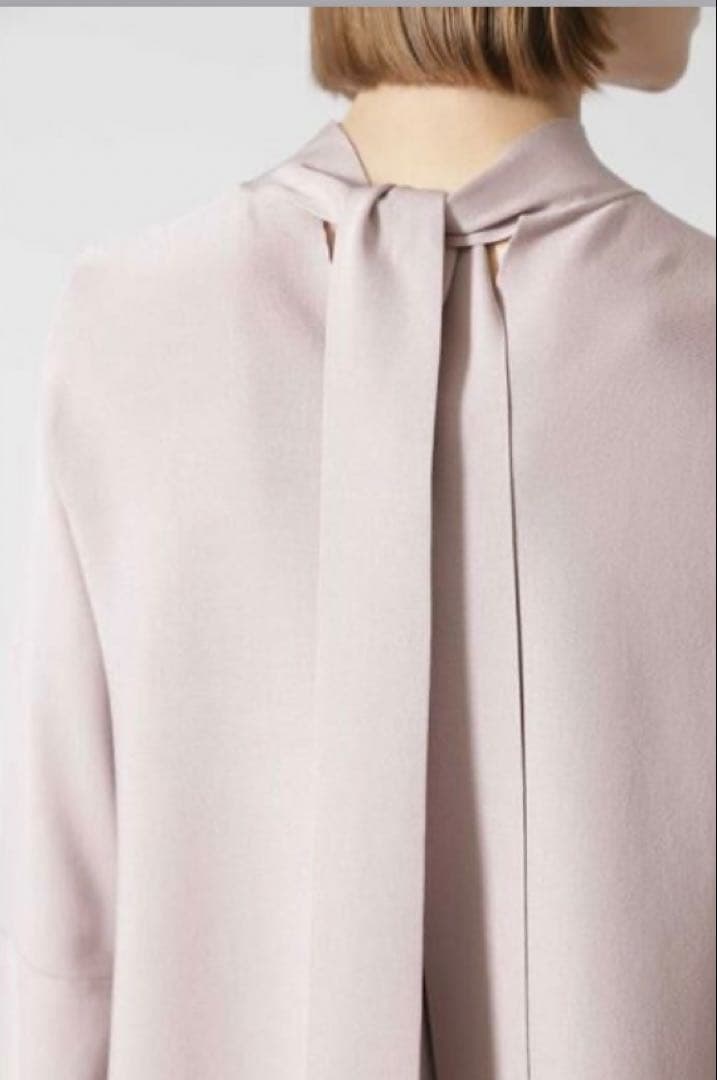 美品 ADORE くすみピンク ソフトニット フレアスリーブ リボン