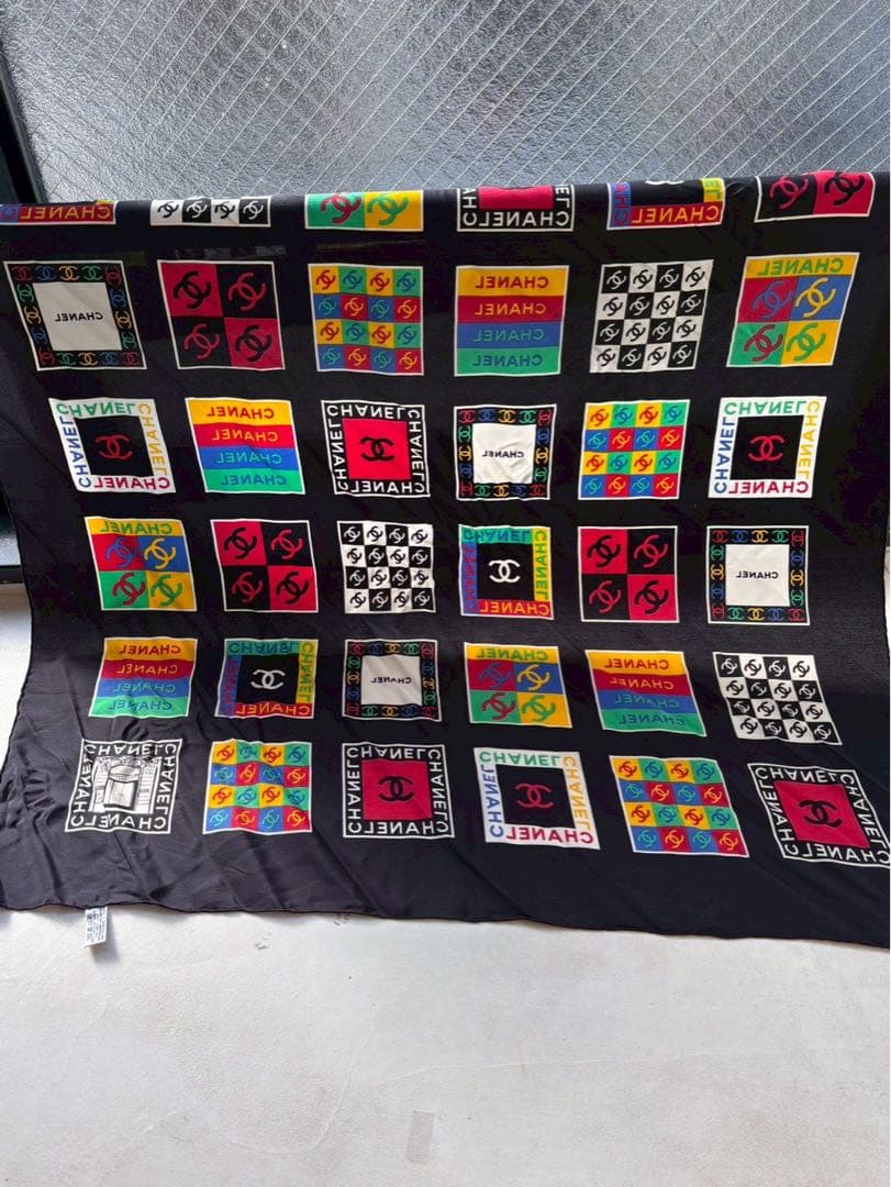 極美品】CHANEL カラフルシルクスカーフ ブラックベース タグ付き