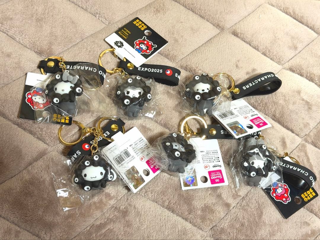 【6個セット】サンリオ ミャクミャクなりきり モノクロキーホルダー サンリオ×黒ミャクミャクぬいぐるみ、特設サイトで受注販売！ 全7