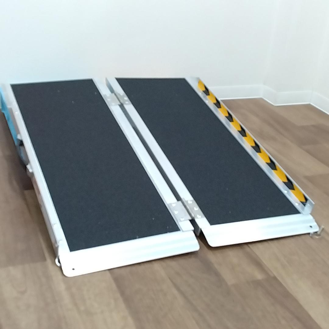 都《BUTYQ》折りたたみ式　アルミスロープ　長さ91cm、幅72cm