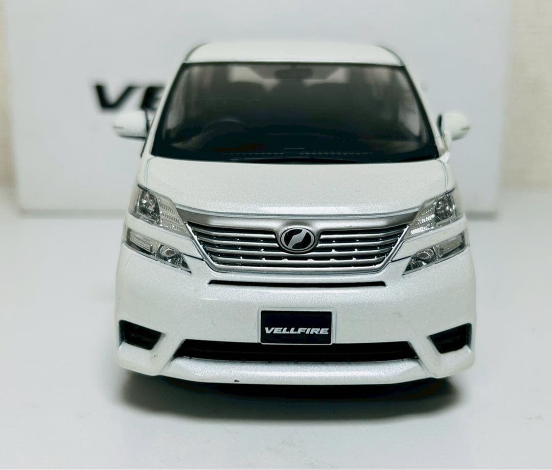トヨタ　ヴェルファイア　ホワイトパールクリスタルシャイン　【10122m】