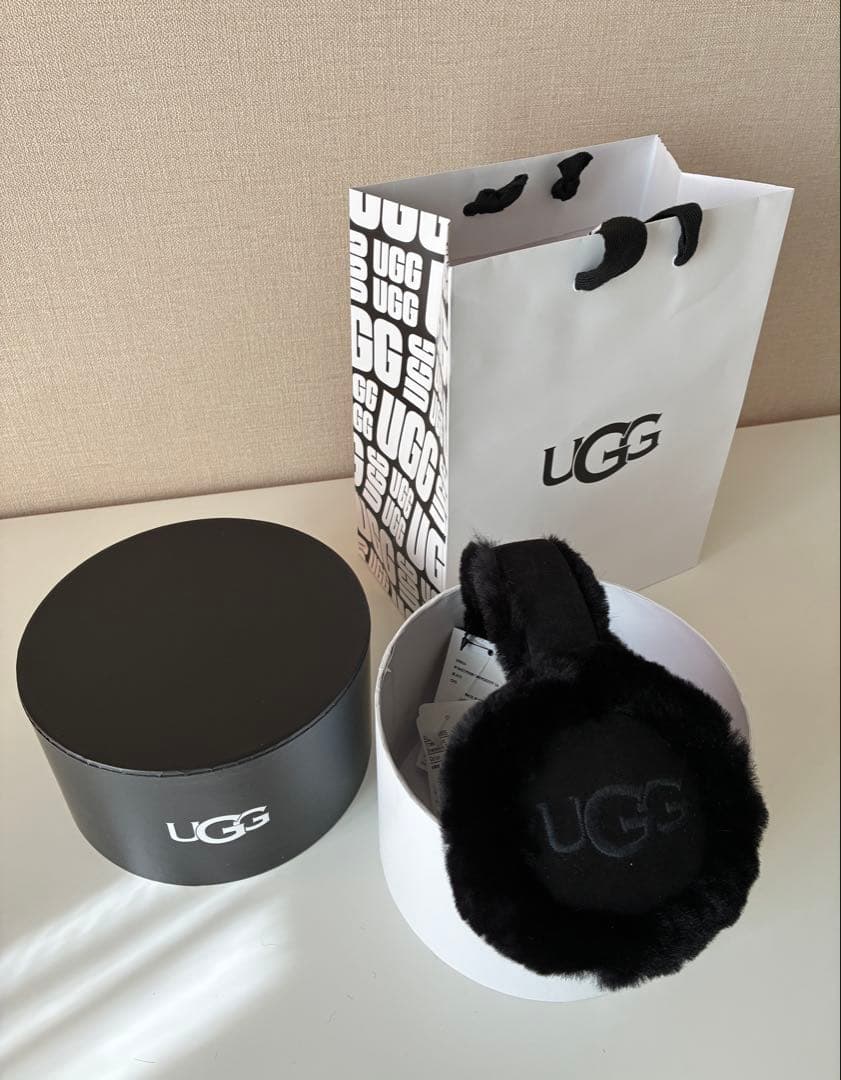 完売!ほぼ未使用!UGGシープスキンエンブロイダリーイヤーマフ黒ブラック UGG（アグ） シープスキン エンブロイダリー イヤーマフ 正規品 耳当て