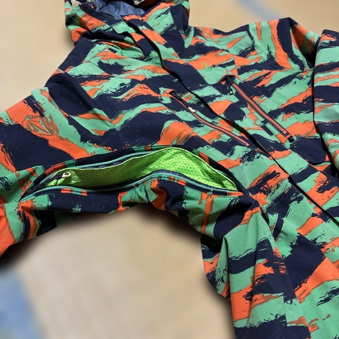 VOLCOM 迷彩柄アウター スノボ スノーボード カモフラ 緑オレンジ
