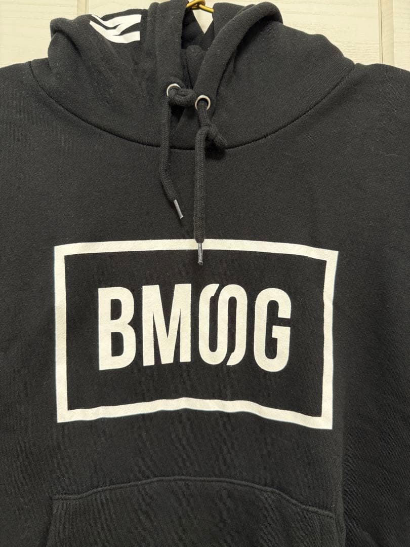 BMᏚGロゴ入り黒フードパーカー