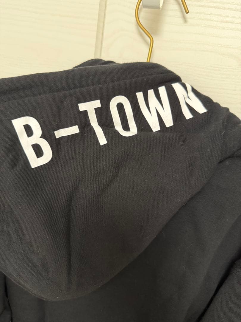 BMᏚGロゴ入り黒フードパーカー