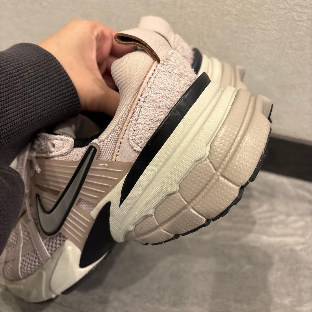 美品 NIKE FN6703-001 スモーキーピンク スニーカー 24.5cm