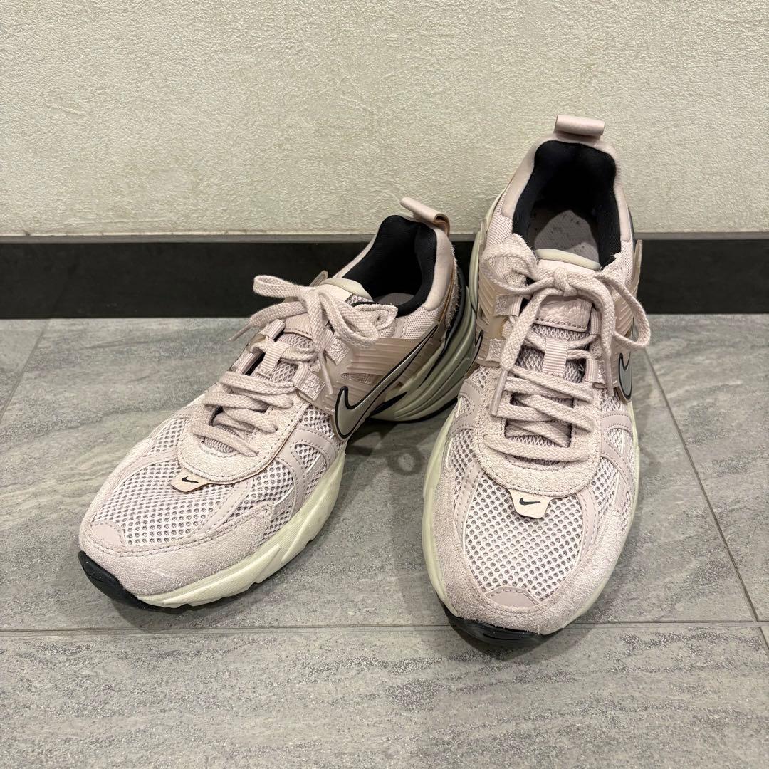 美品 NIKE FN6703-001 スモーキーピンク スニーカー 24.5cm