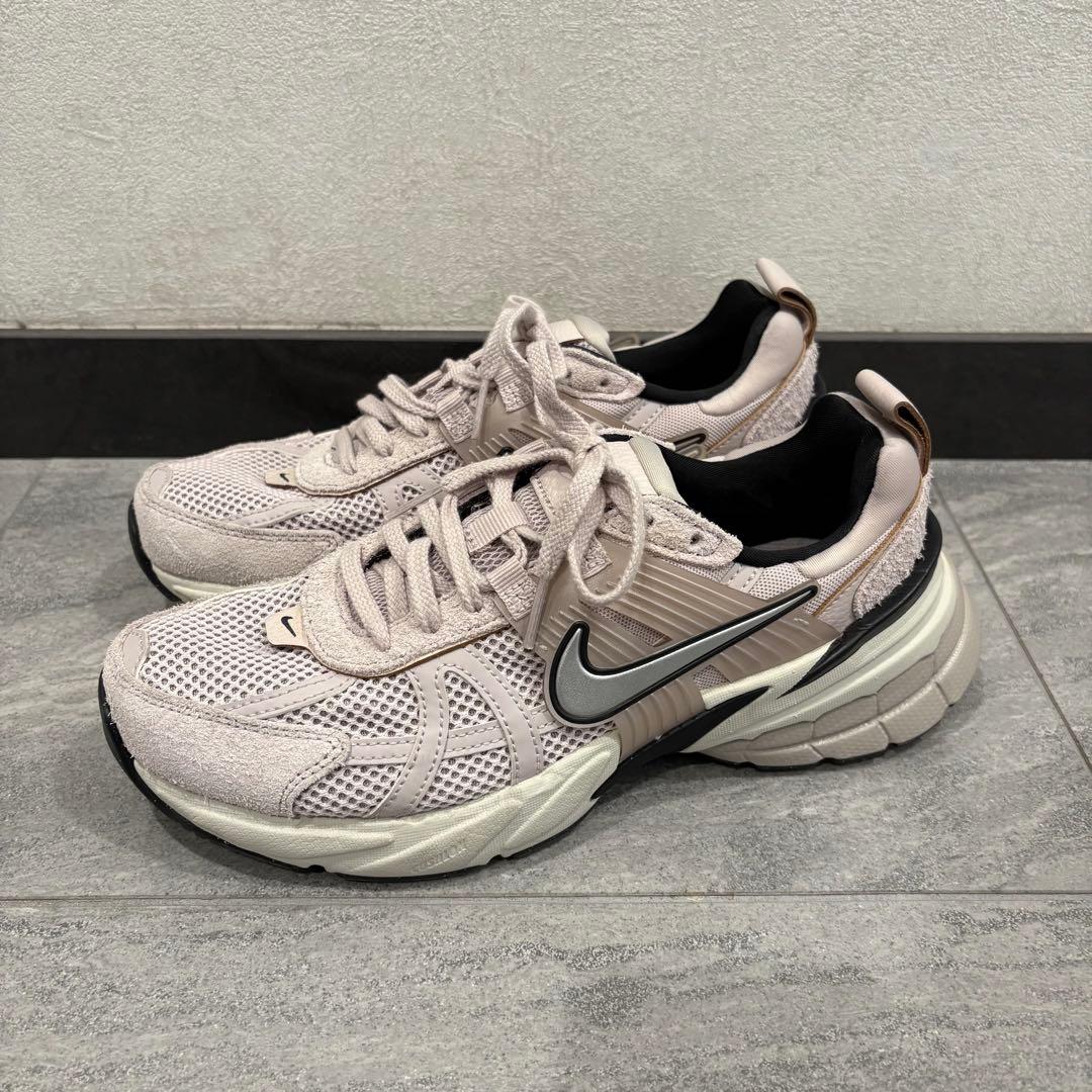 美品 NIKE FN6703-001 スモーキーピンク スニーカー 24.5cm