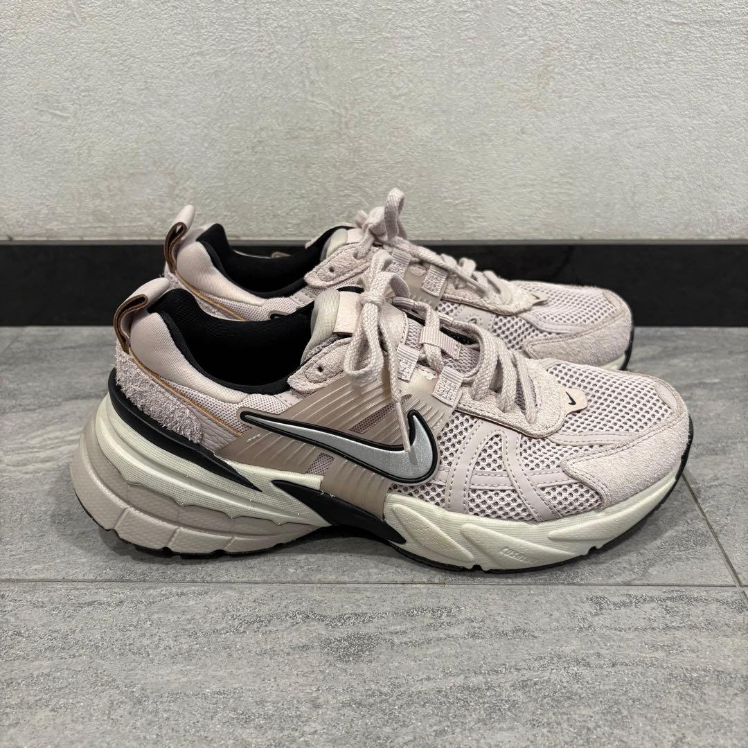 美品 NIKE FN6703-001 スモーキーピンク スニーカー 24.5cm