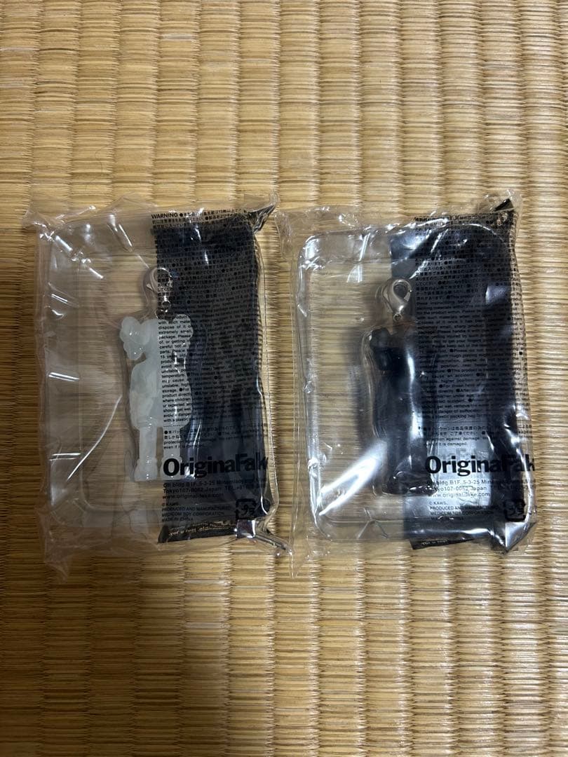 kawsカウズ　キーホルダー　オリジナルフェイク　2個セット KAWS OriginalFake × MEDICOM TOY 'PASSING THROUGH KEYHOLDER'カウズ