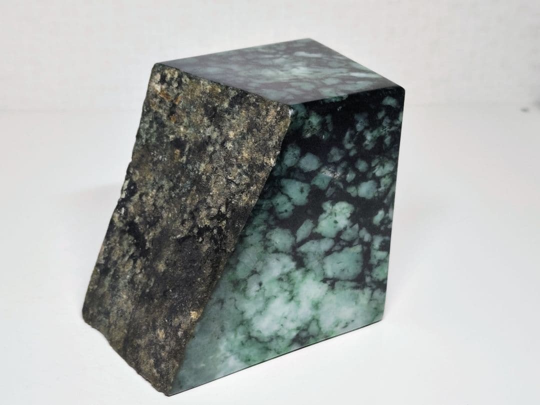 黒白緑 1.7kg 翡翠 ヒスイ 原石 鑑賞石 自然石 誕生石 鉱物 鉱石 水石