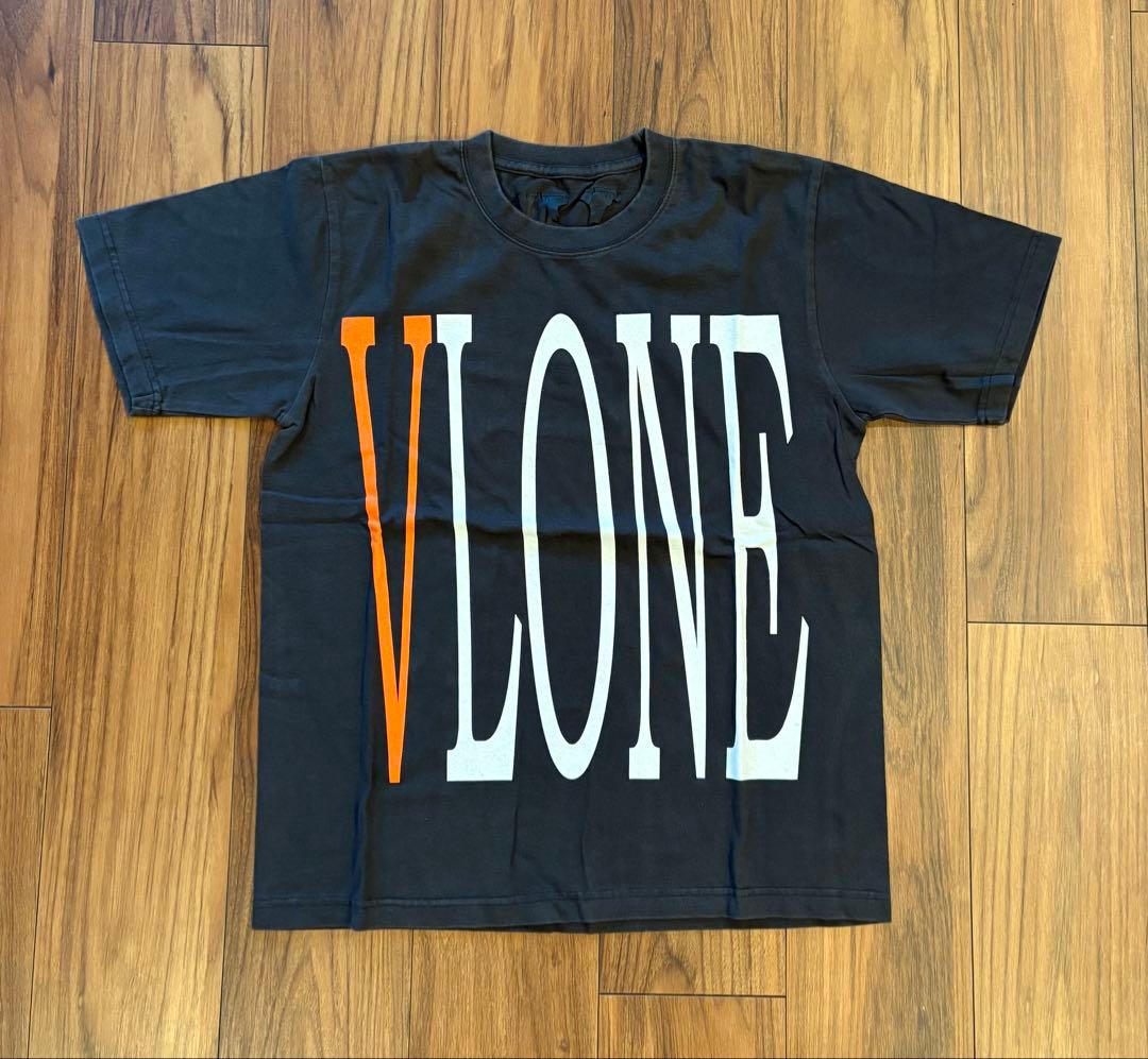 VLONE ロゴ Tシャツ ブラック/オレンジ - メルカリ