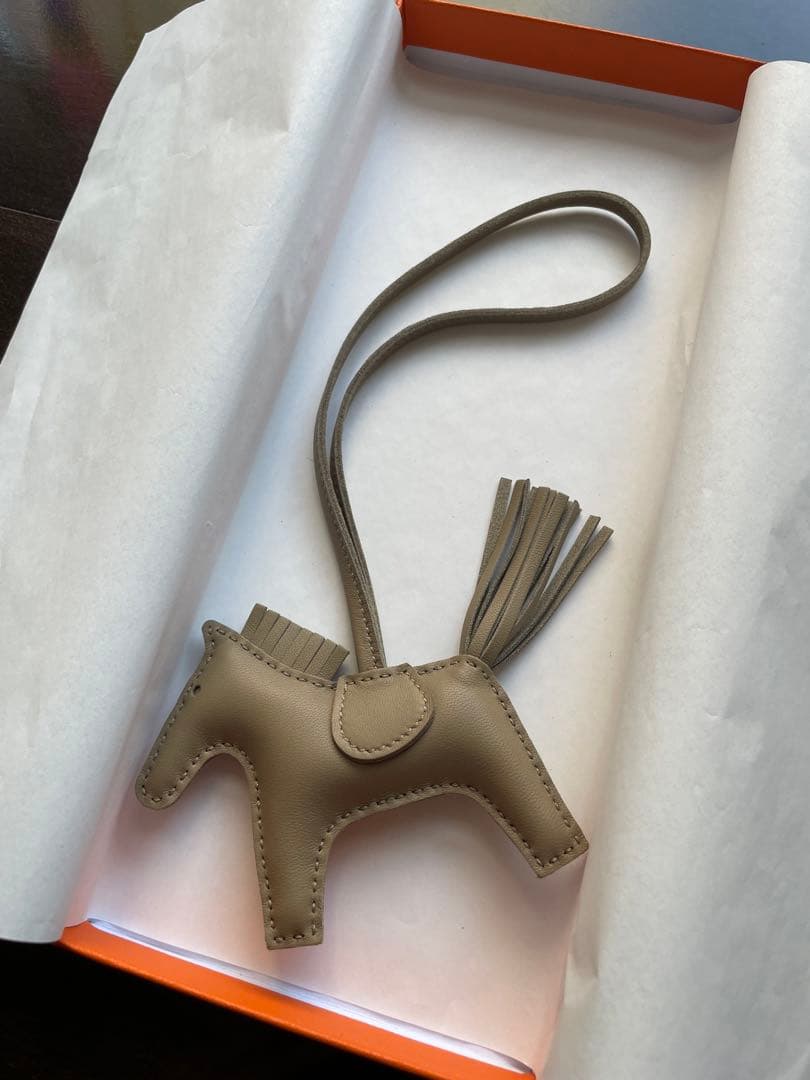 HERMESチャーム《ロデオ》PM ベージュマルファ