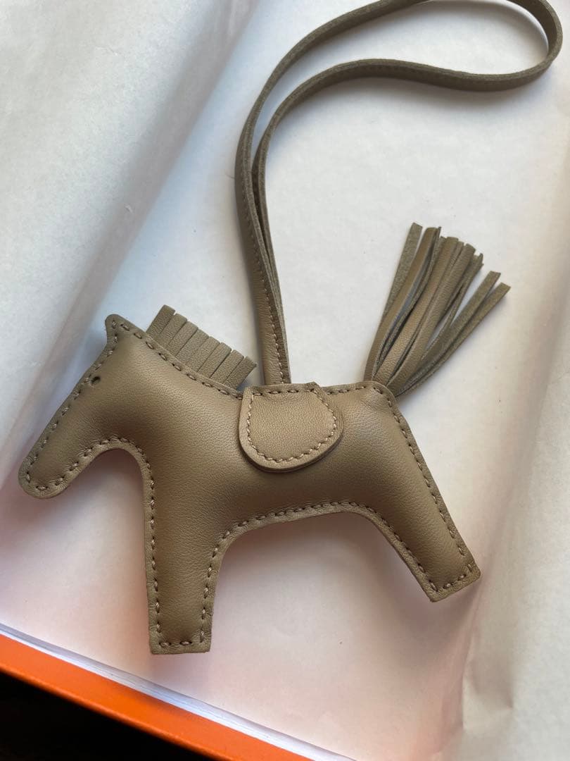 HERMESチャーム《ロデオ》PM ベージュマルファ