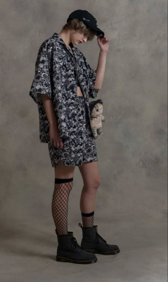 新品 LiSA ROY 花柄ショートパンツ