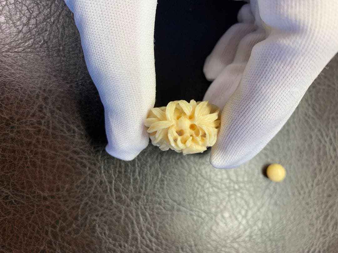 ぞうげ風 蟹と花の彫刻　極上　根付　提げ物　天然素材　アンティーク　置物　鯨歯