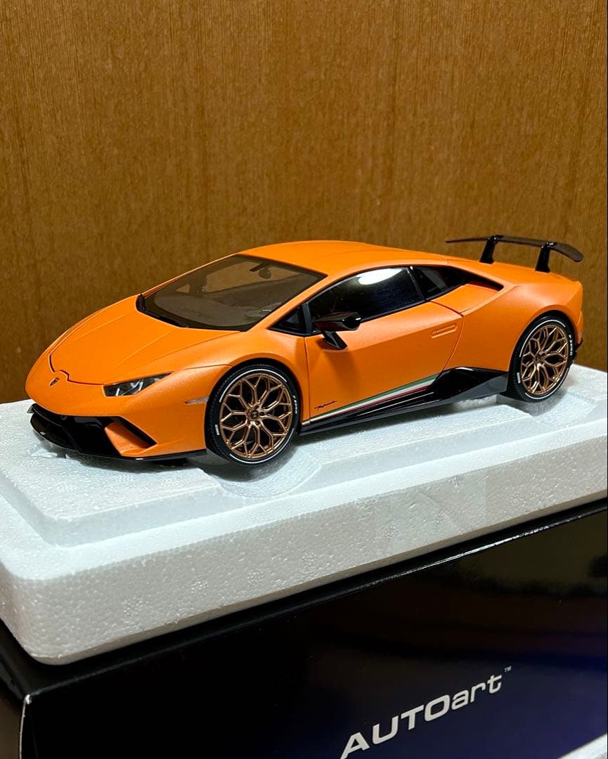 ま*う様 オートアート　ランボルギーニ　ウラカン 1/18スケール