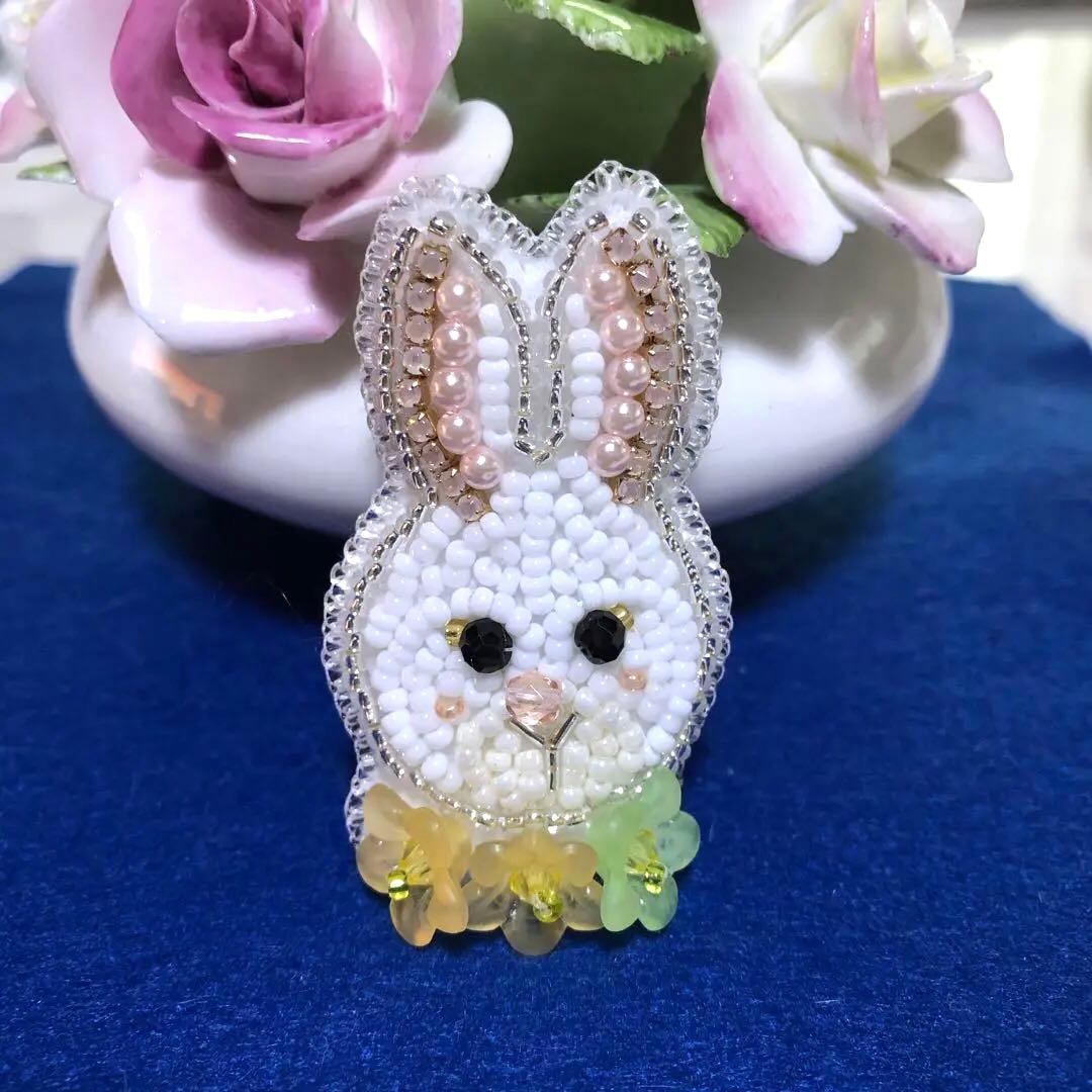 ビーズ刺繍ブローチ☆白うさぎ☆ハンドメイドアクセサリー - メルカリ