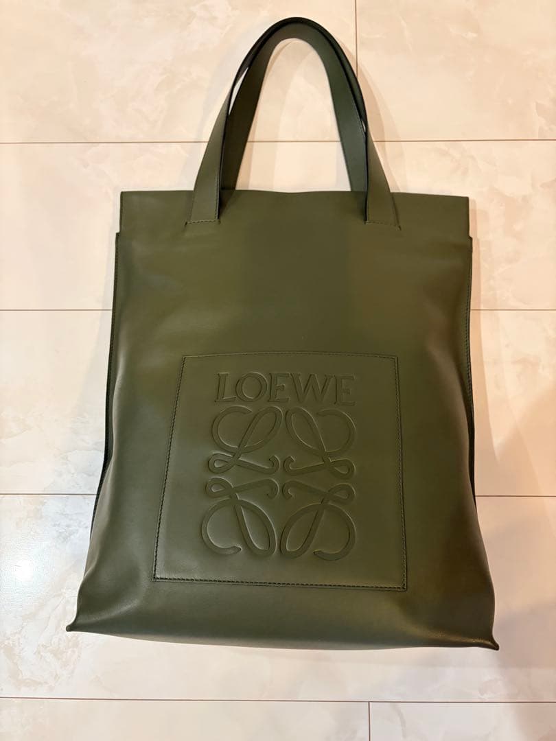 ロエベ　トートバッグ　LOEWE 保存袋　ビッグロゴ ロエベ」で大人が買うべき新作小物5選。ビッグロゴのトートバッグに