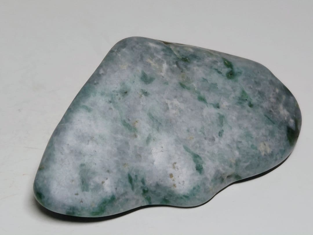 糸魚川156 翡翠 77g ヒスイ 原石 鑑賞石 自然石 誕生石 鉱物 鉱石