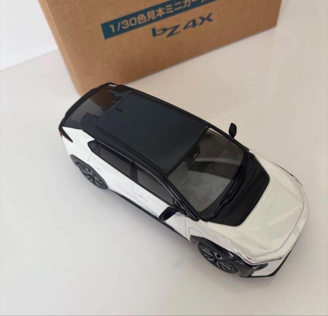 トヨタ 新型bZ4X ミニカーカラーサンプル プラチナホワイトパール