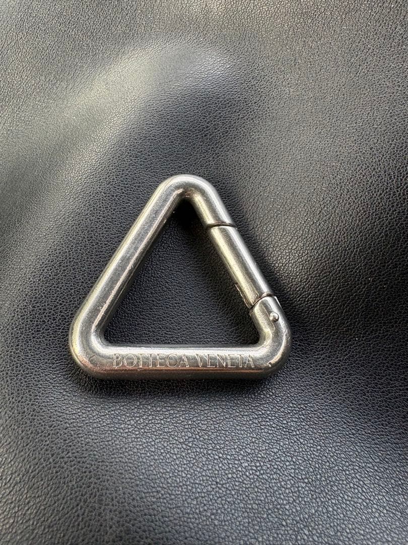 値下げ中BOTTEGA VENETA トライアングルキーリング - メルカリ