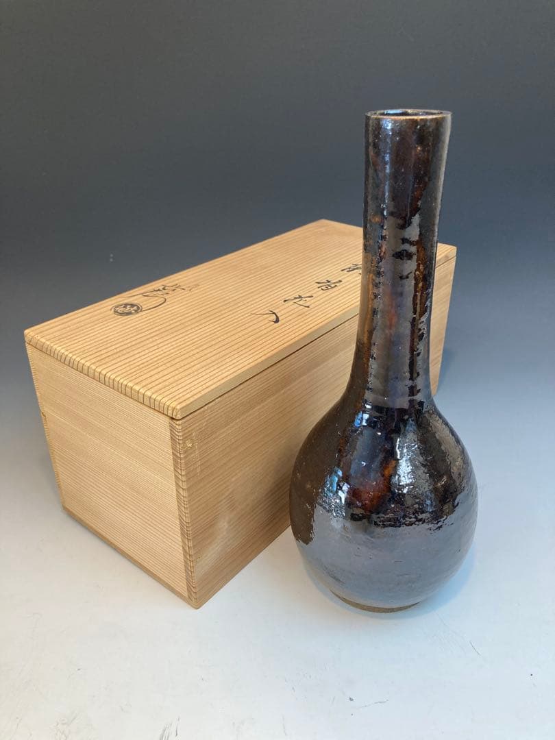 九代 大樋長左衛門 作 鶴首花入 共箱 茶道具 九代 大樋長左衛門(作) 砧花入 掛花入 共箱 | 古美術ささき