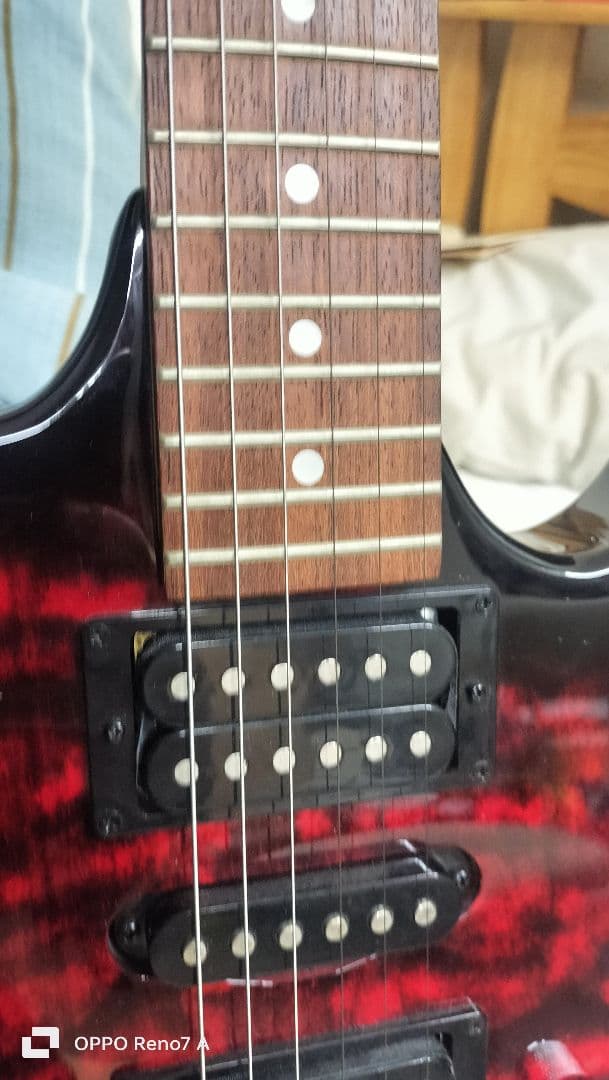 エレキギター 赤黒キルテッド 3ピックアップ アンプ付き - メルカリ