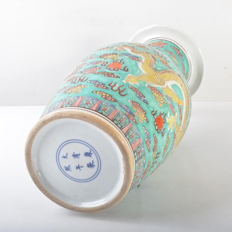 中国 大清康煕年製 緑釉粉彩 雲龍文瓶 V 5404A - メルカリ