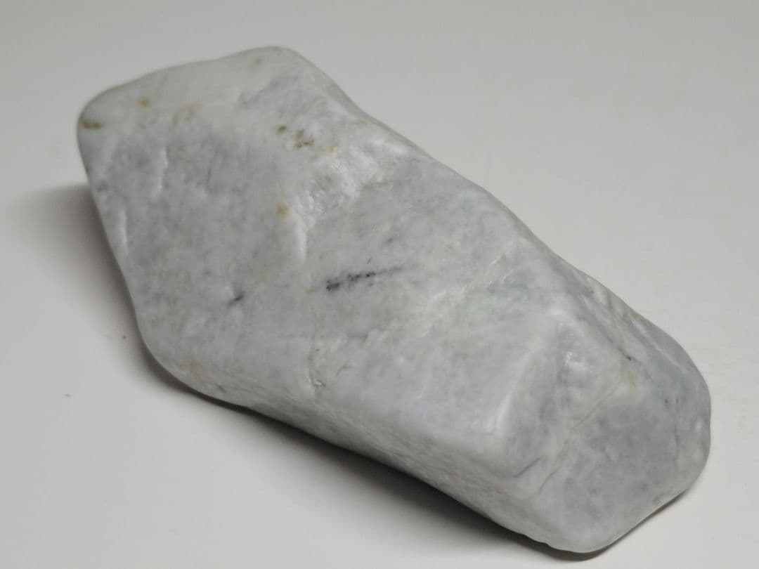 白灰 353g 翡翠 ヒスイ 原石 鑑賞石 自然石 誕生石 鉱物 鉱石 水石