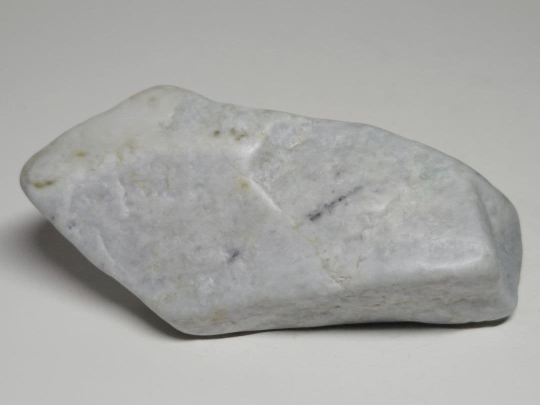 白灰 353g 翡翠 ヒスイ 原石 鑑賞石 自然石 誕生石 鉱物 鉱石 水石