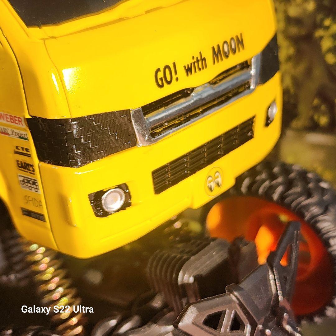 ハイリフト　ハイエースムーンアイズ、モンスタートラック風