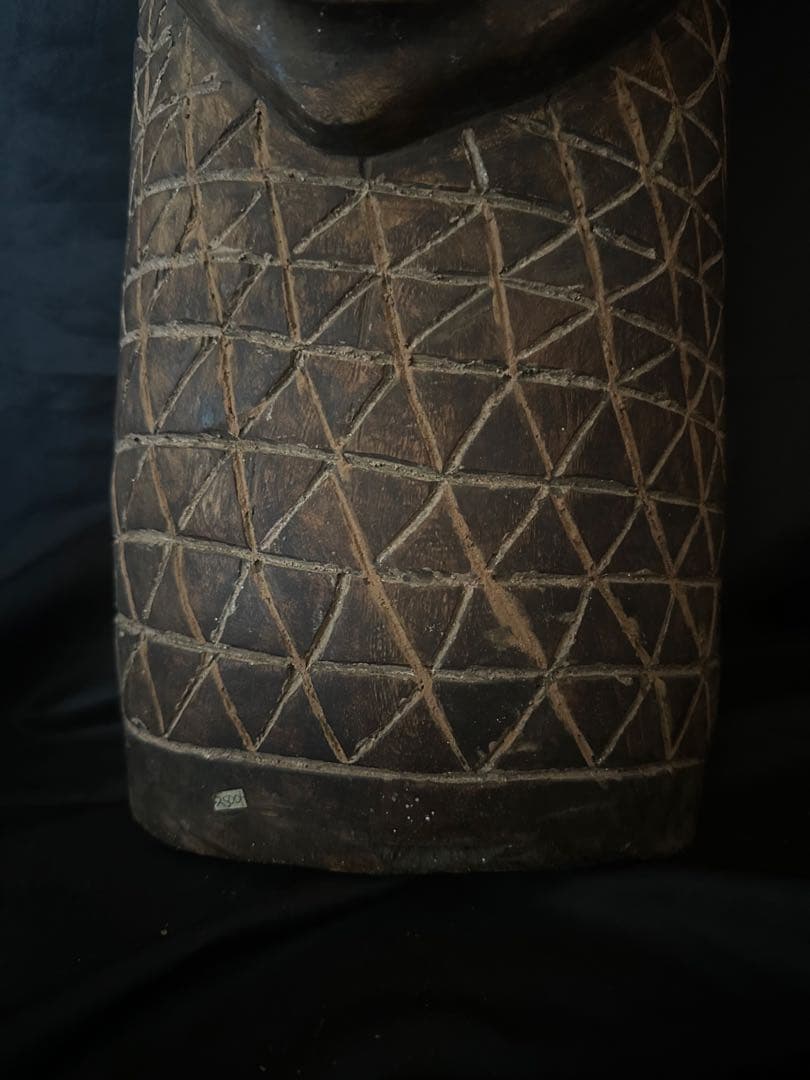 アフリカ コンゴ 木製 幾何学紋様 仮面／アンティーク／マスク - メルカリ