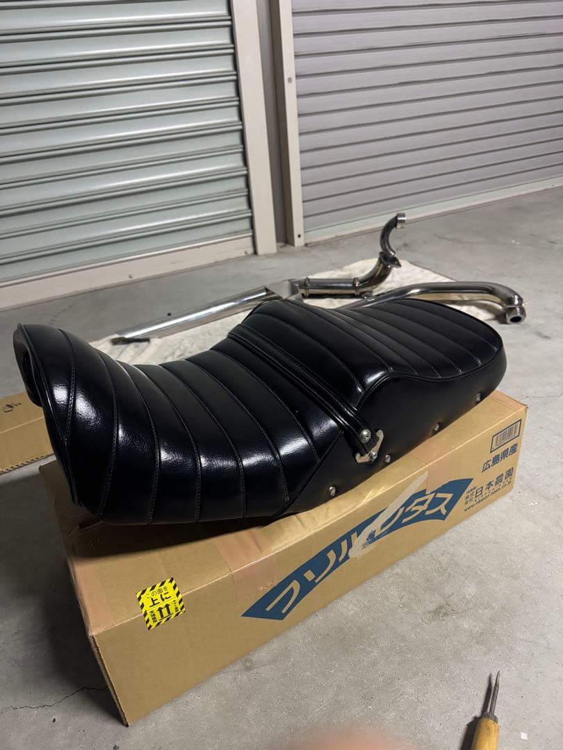 YAMAHA xjr400 ロゴ付き タックロールシート 段付き 楽天市場】ヤマハ XJR400 前期 4HM KingRoad88 タックロールシート