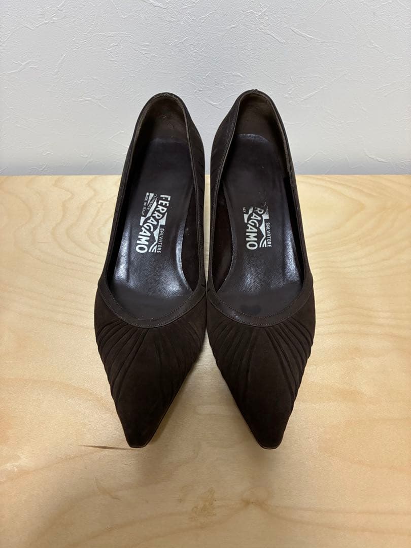 Ferragamo ダークブラウン クロコ スエード パンプス - メルカリ