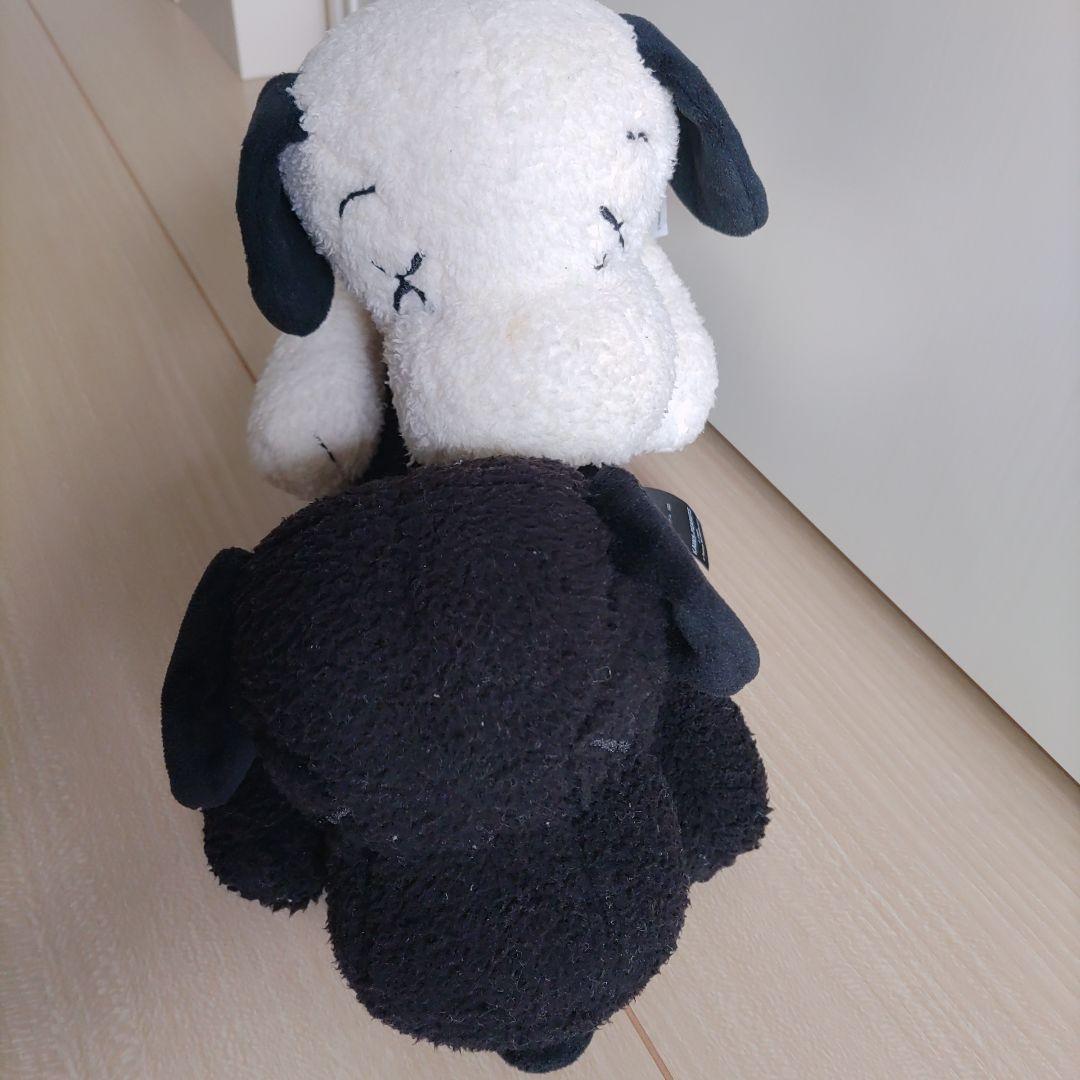 KAWS×PEANUTS スヌーピーぬいぐるみ ユニクロ 白と黒Sサイズ - メルカリ