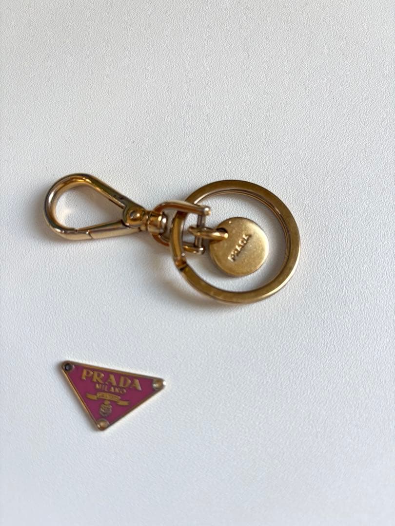 PRADA プラダ キーホルダー／キーリング ピンク三角ロゴプレート付き