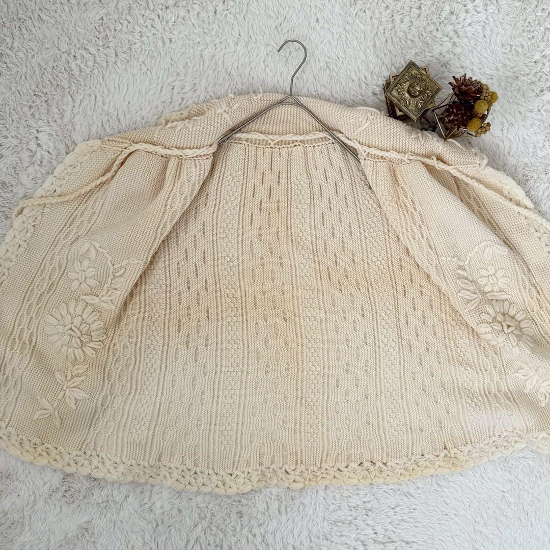 立体花モチーフ編み ニットポンチョ 生成り ケーブル編み アイボリー