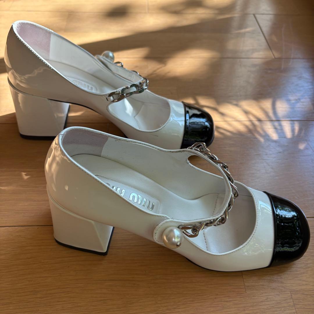 miumiuエナメルバイカラーパール付きパンプスAY