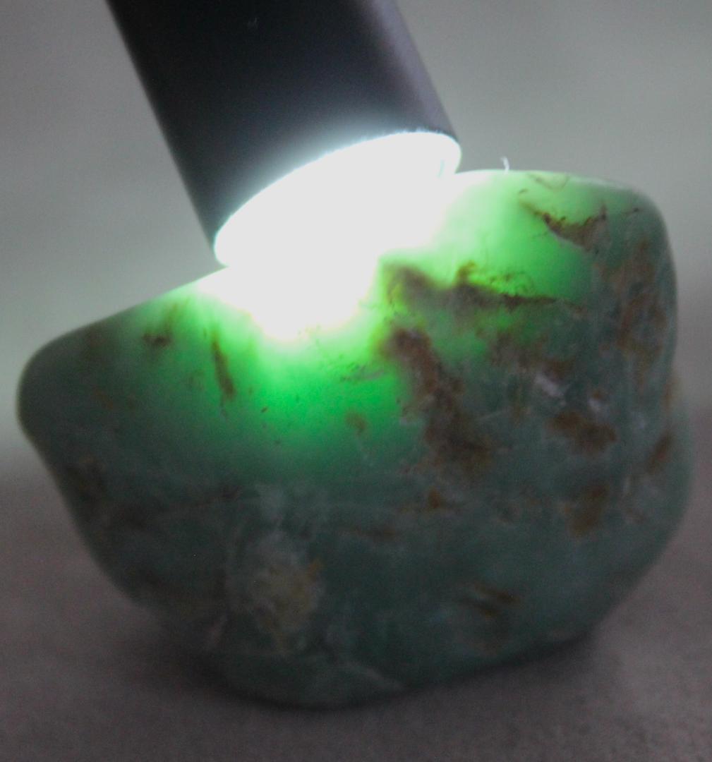 ［明緑・良質］糸魚川翡翠 原石 42.0g